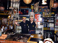 虎や店内と、虎や店長(写真左) 虎や店内と、虎や店長の写真画像